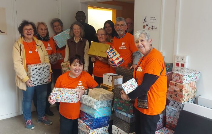 Les bénévoles préparent les boites solidaires