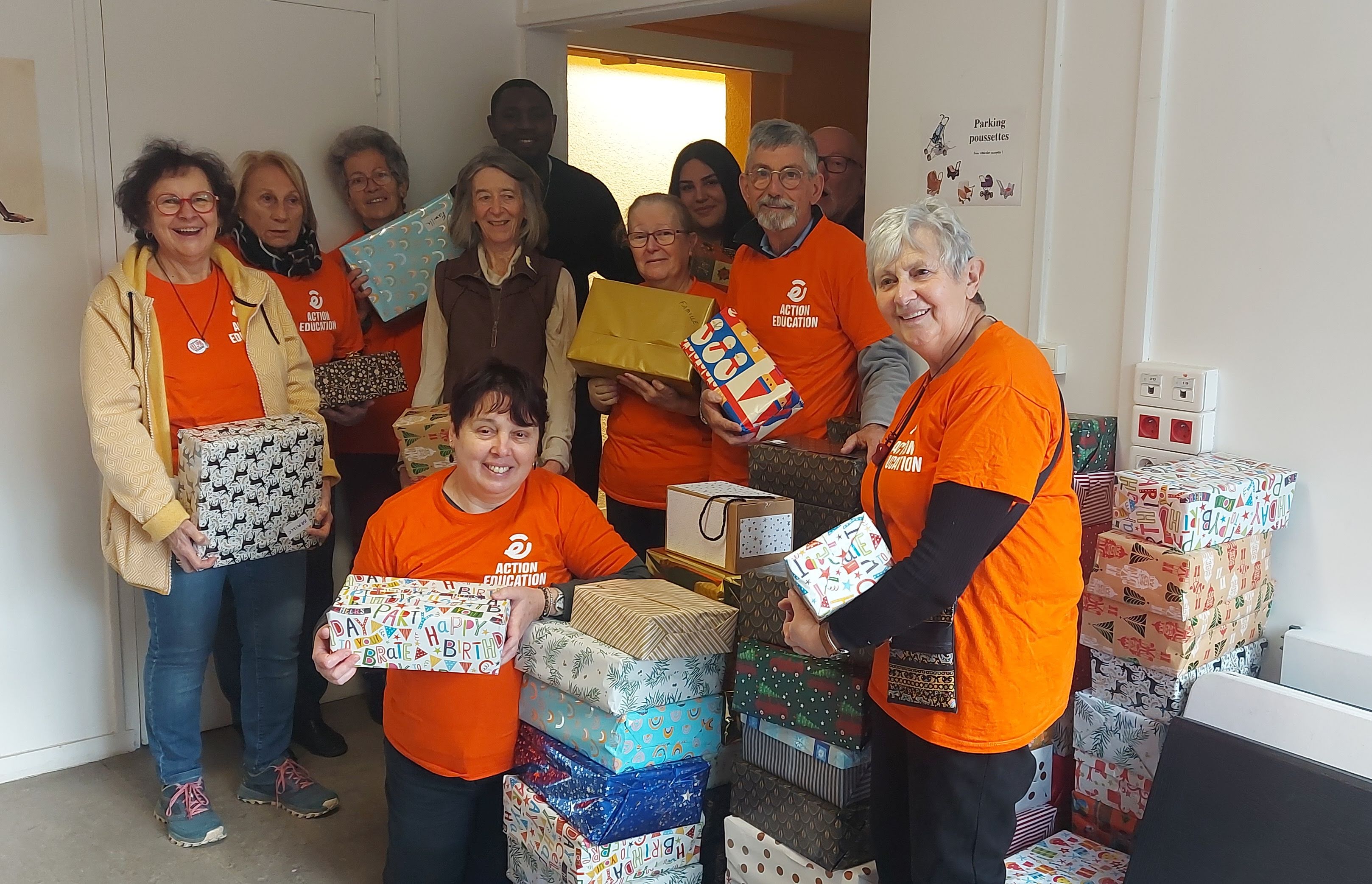 Les bénévoles préparent les boites solidaires